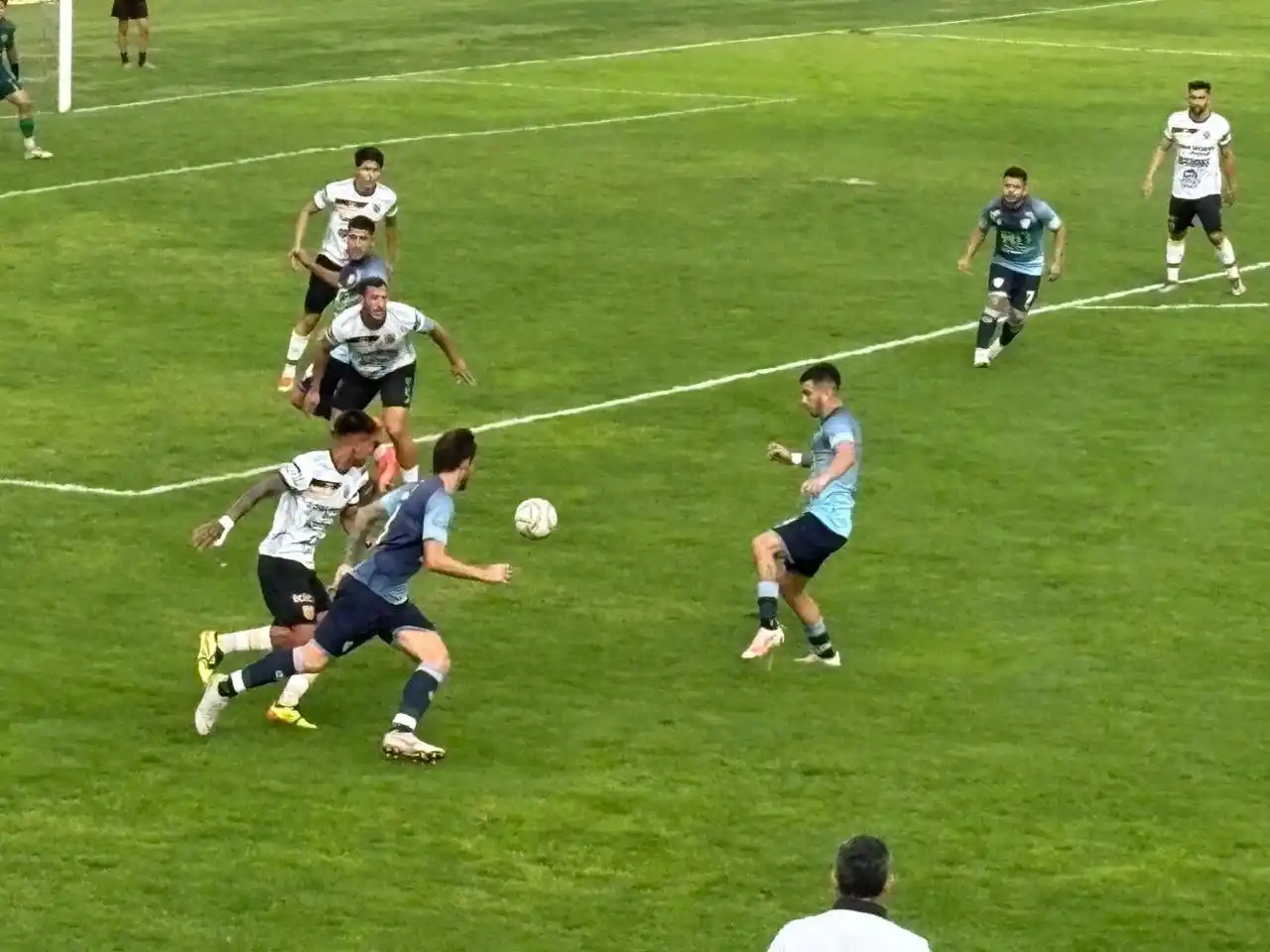 Santamarina cayó de local en el debut de Izquierdo como técnico