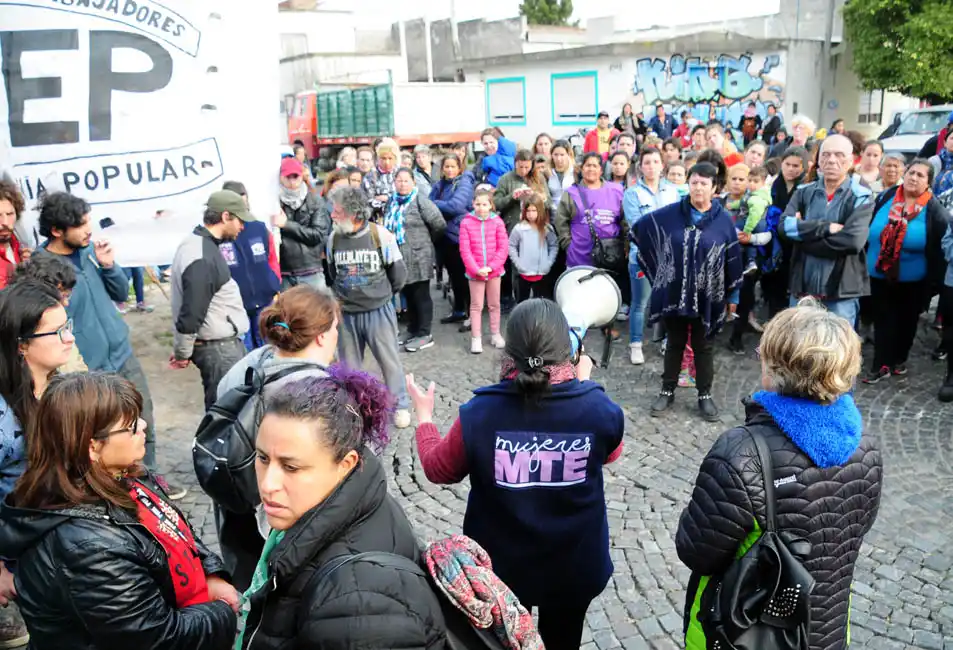 Organizaciones sociales cortaron 4 de Abril y Arana en reclamo de la emergencia social