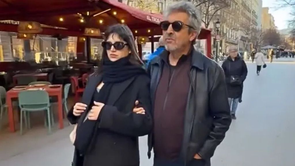 Úrsula Corberó y Ricardo Darín caminando las calles de Barcelona antes del nacimiento del bebé