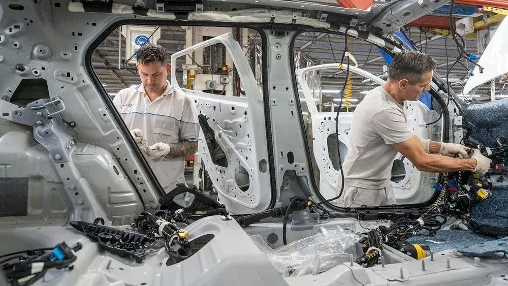Crisis en la industria automotriz: Stellantis paraliza sus plantas,