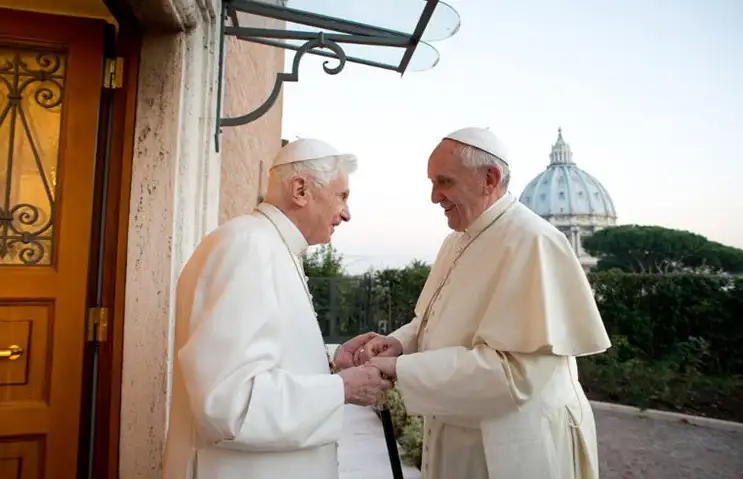 El Papa Francisco I reunido con Benedicto XVI.