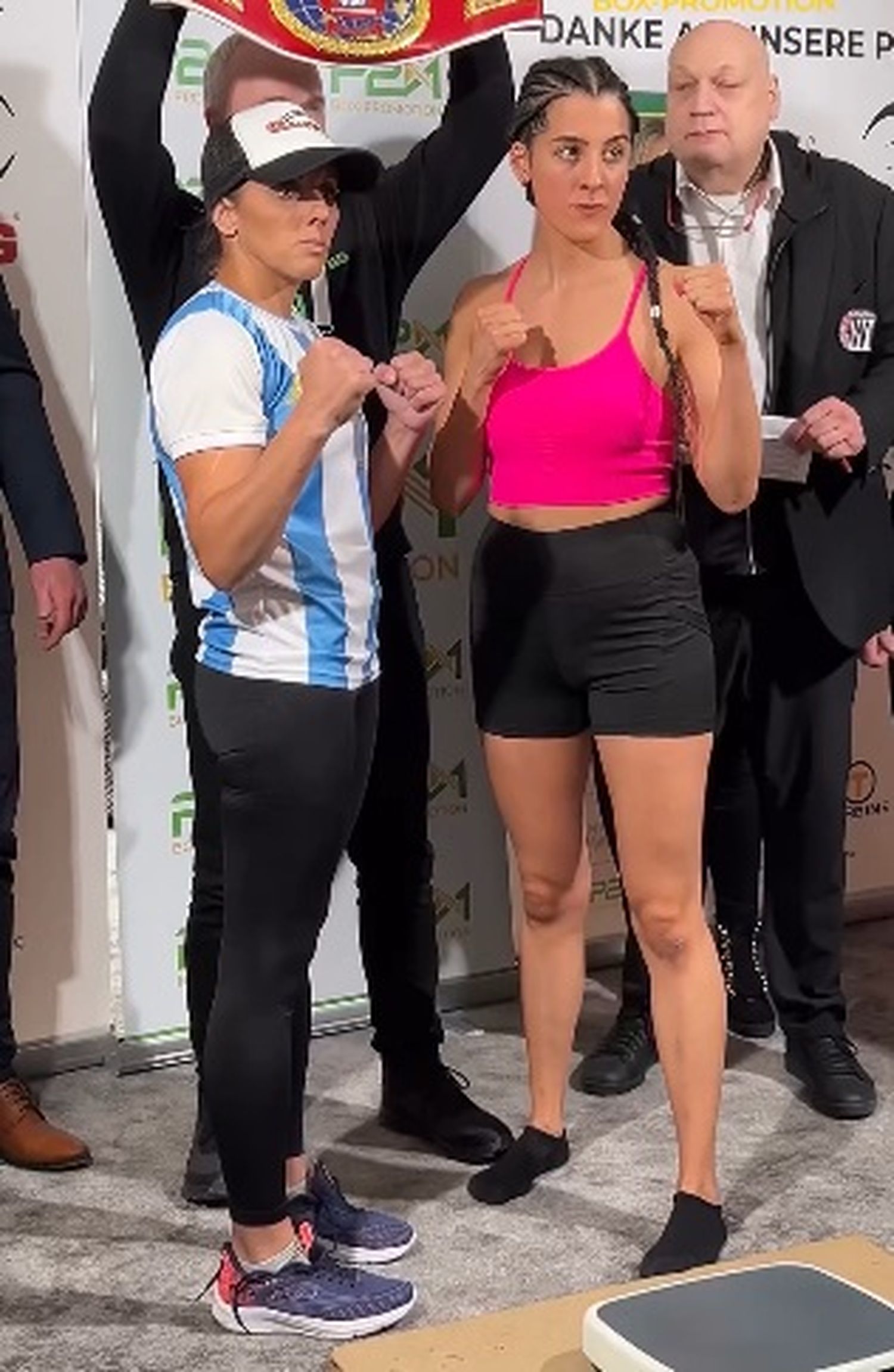 Núñez, con camiseta argentina, junto a Kisikyol en el pesaje.