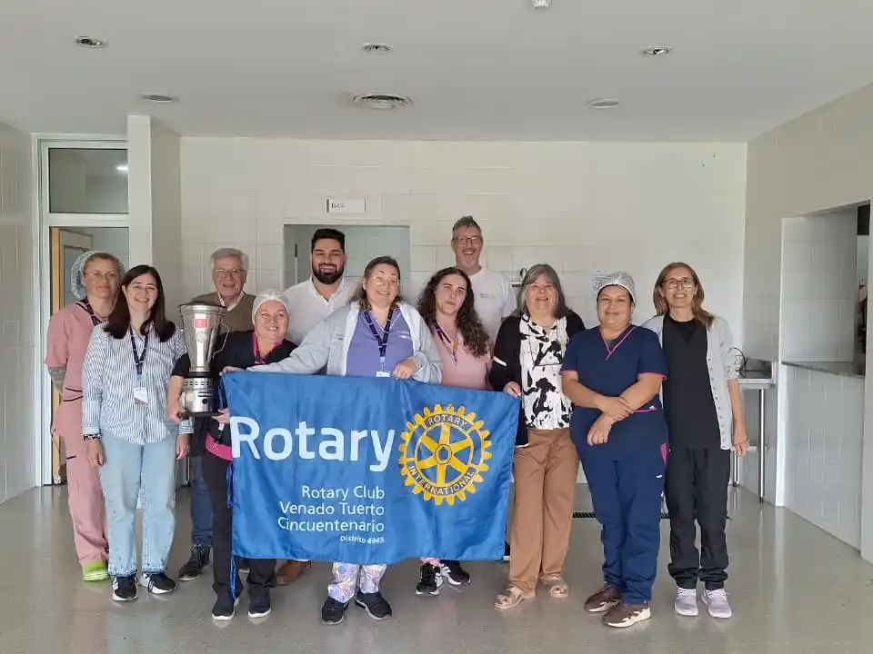Referentes del Rotary entregaron la donación.