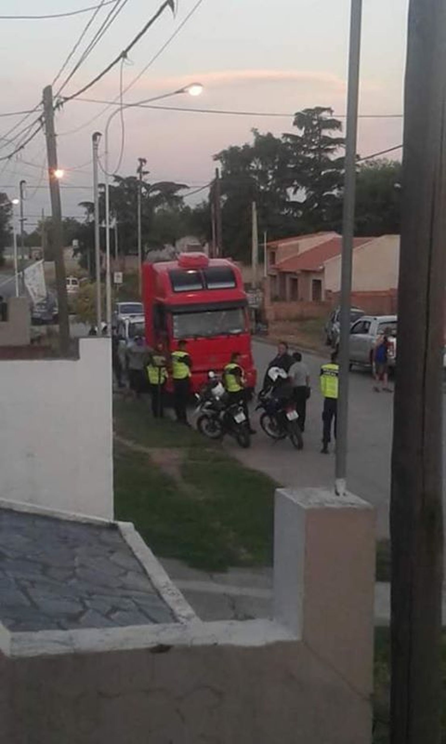 Un chofer alcoholizado que conducía un camión causó graves daños a una camioneta