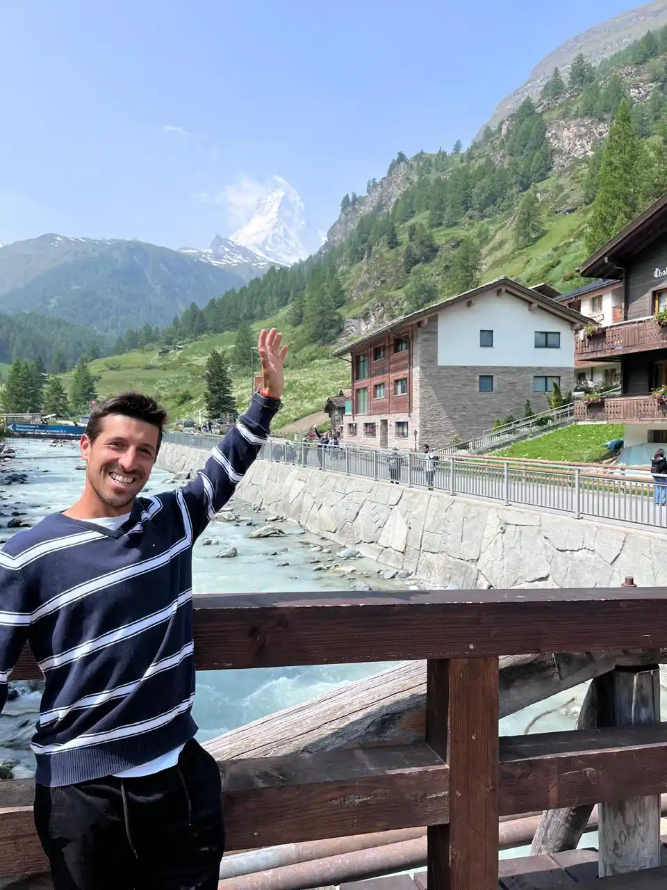 El tandilense que pasó del club Independiente al polvo de ladrillo en Suiza y enseña tenis con pasión