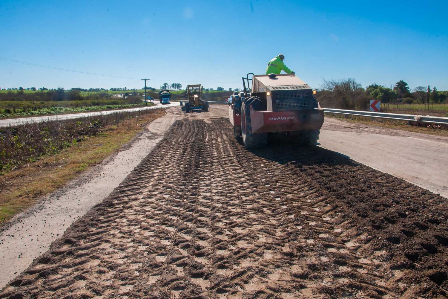Avanza la obra de bacheo y reconstrucción de un tramo de la ruta provincial Nº 26