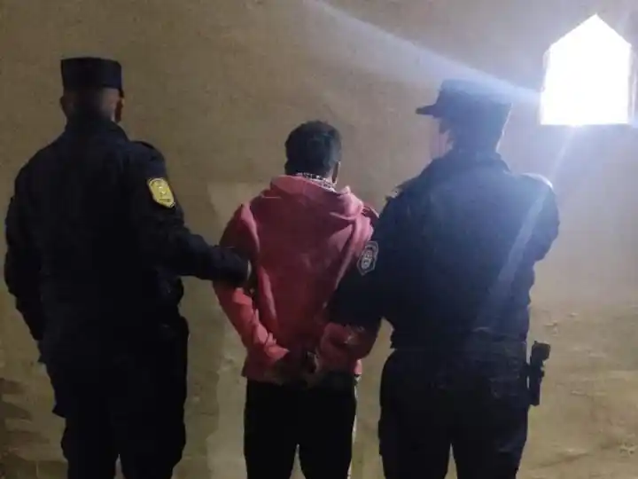 Detienen a hombre por agredir a su hijastro y pareja en incidente familiar