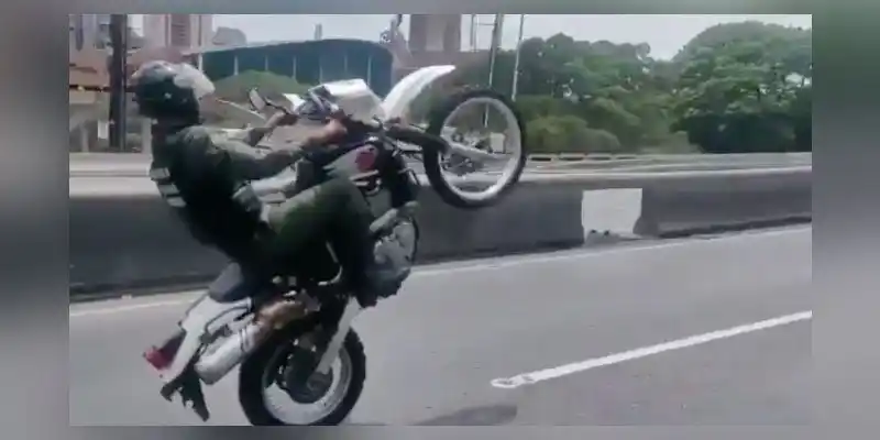 «El honor no se divisa»: cuando un GNB hace caballito en la Fajardo (+Video)