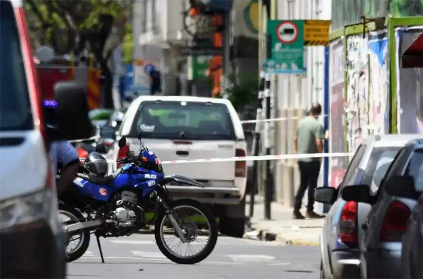 Amenaza de bomba en pleno centro de Rosario: la Policía no encontró explosivos en la camioneta sospechosa