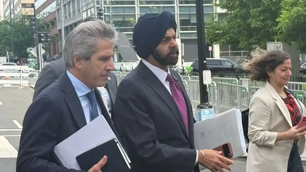 El ministro de Economía, Luis Caputo, y el presidente del Banco Mundial, Ajay Banga, en las calles de Washington DC, EEUU
