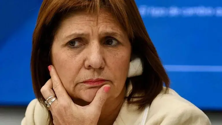 Bullrich se prueba un traje que era para Vidal: «Sería un honor» presidir el PRO