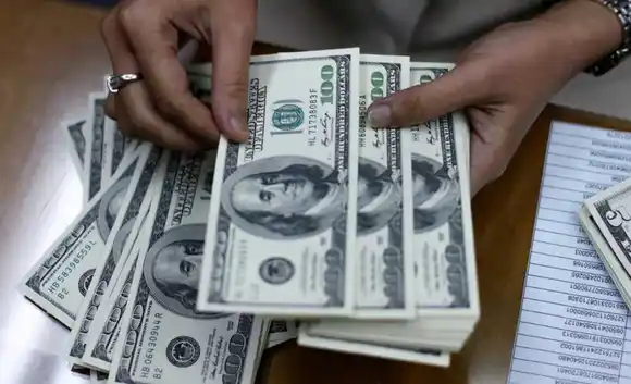 Escándalo por presuntas coimas: el dólar oficial pegó un salto de $40 este lunes