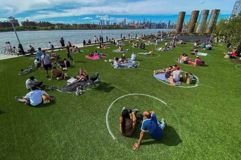 Con círculos en el pasto y control policial, los parques se colmaron de gente en Nueva York