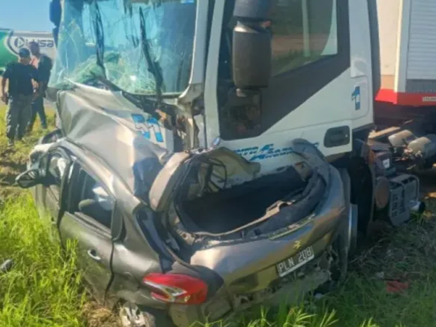 Fatalidad en Ruta 12: murió un joven matrimonio que iba en auto tras ser chocado por un camión