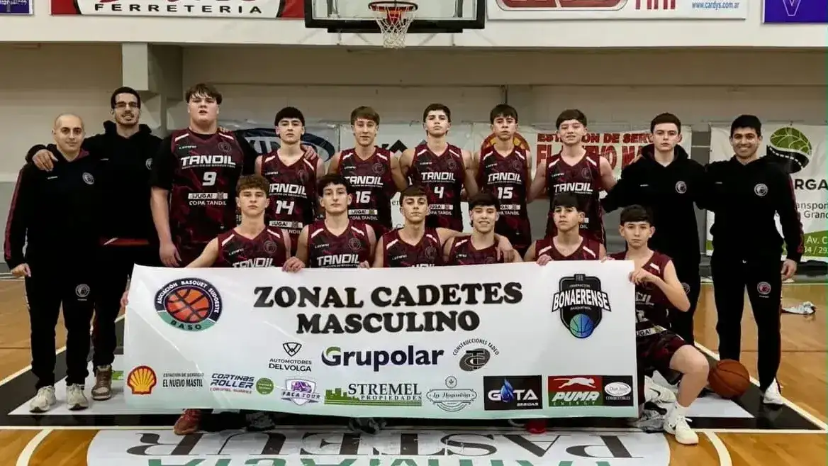 Tandil cayó por un doble en el debut. (Fotos gentileza de @basquetsudoeste).