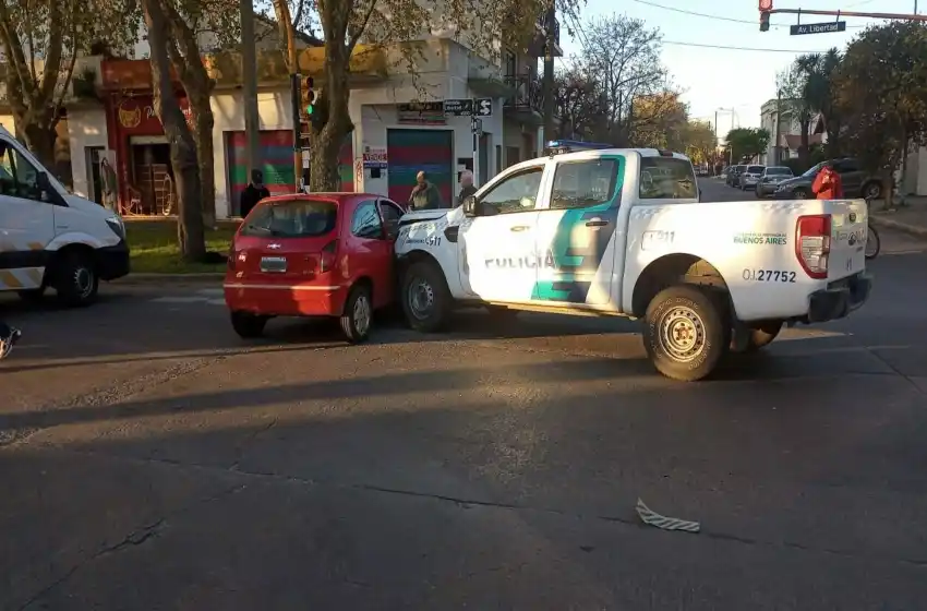 Patrullero chocó con auto en plena avenida Libertad
