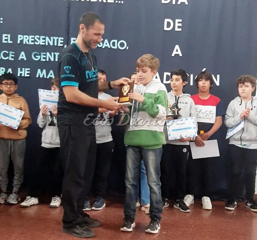 Pablo Bagalá entrega premio del Grand Prix a Valentin Martínez
