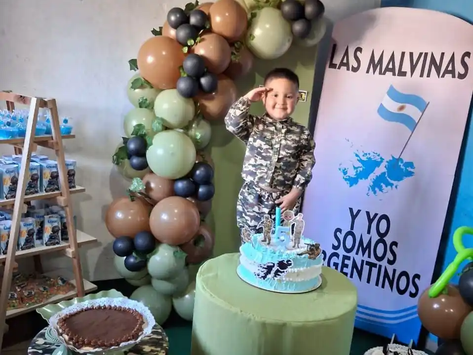 Genaro y la temática Malvinas de fondo. Foto: Gentileza.