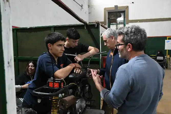 El intendente Gastón recorrió la muestra