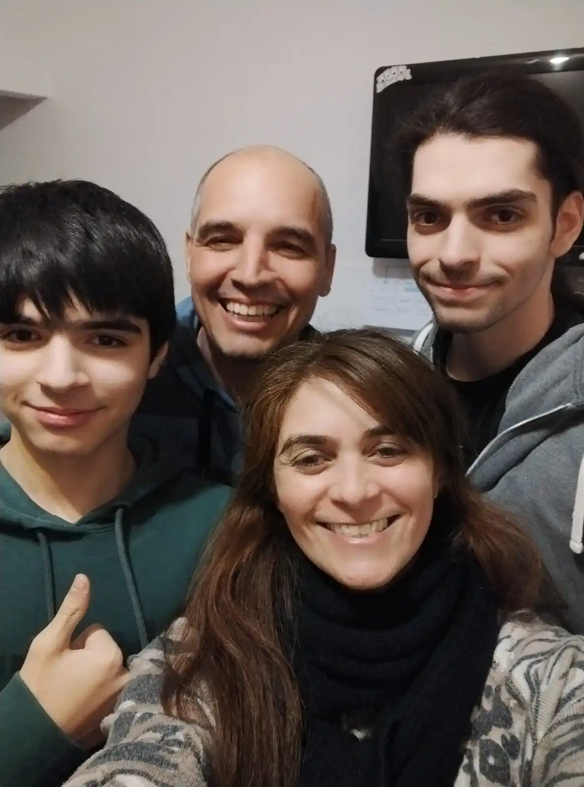 En familia. Yanina Penduzzu junto a Bautista, Diego (su marido) y Santiago