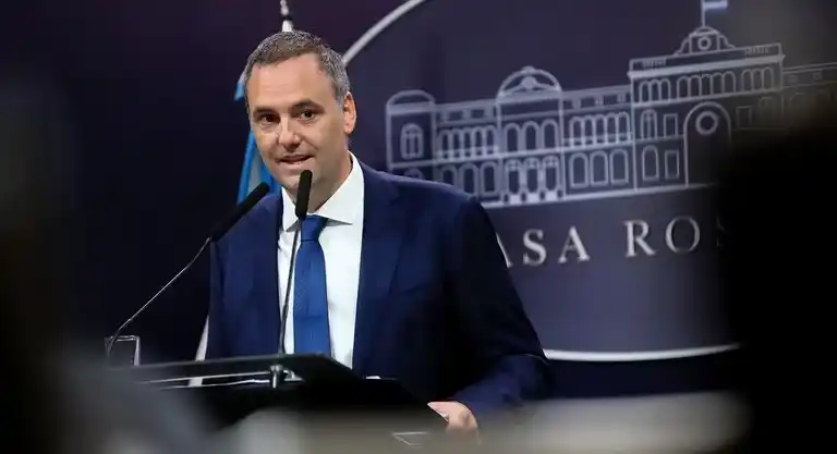 “Tus dólares, tu decisión”: la sugestiva frase de Manuel Adorni al anunciar las nuevas medidas