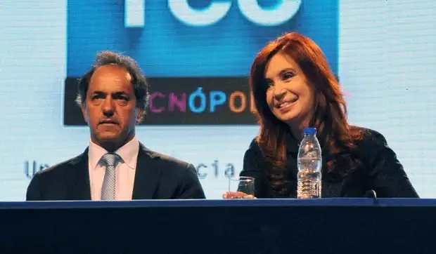 Cristina niega pero acepta, mientras que Scioli duda y queda en capilla