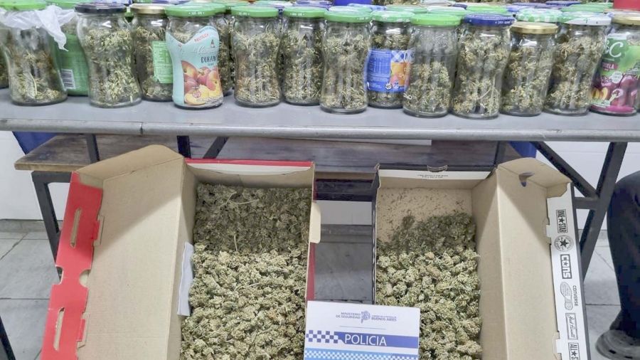 Le secuestraron droga y billetes falsos a un conductor que intentó evadir un control