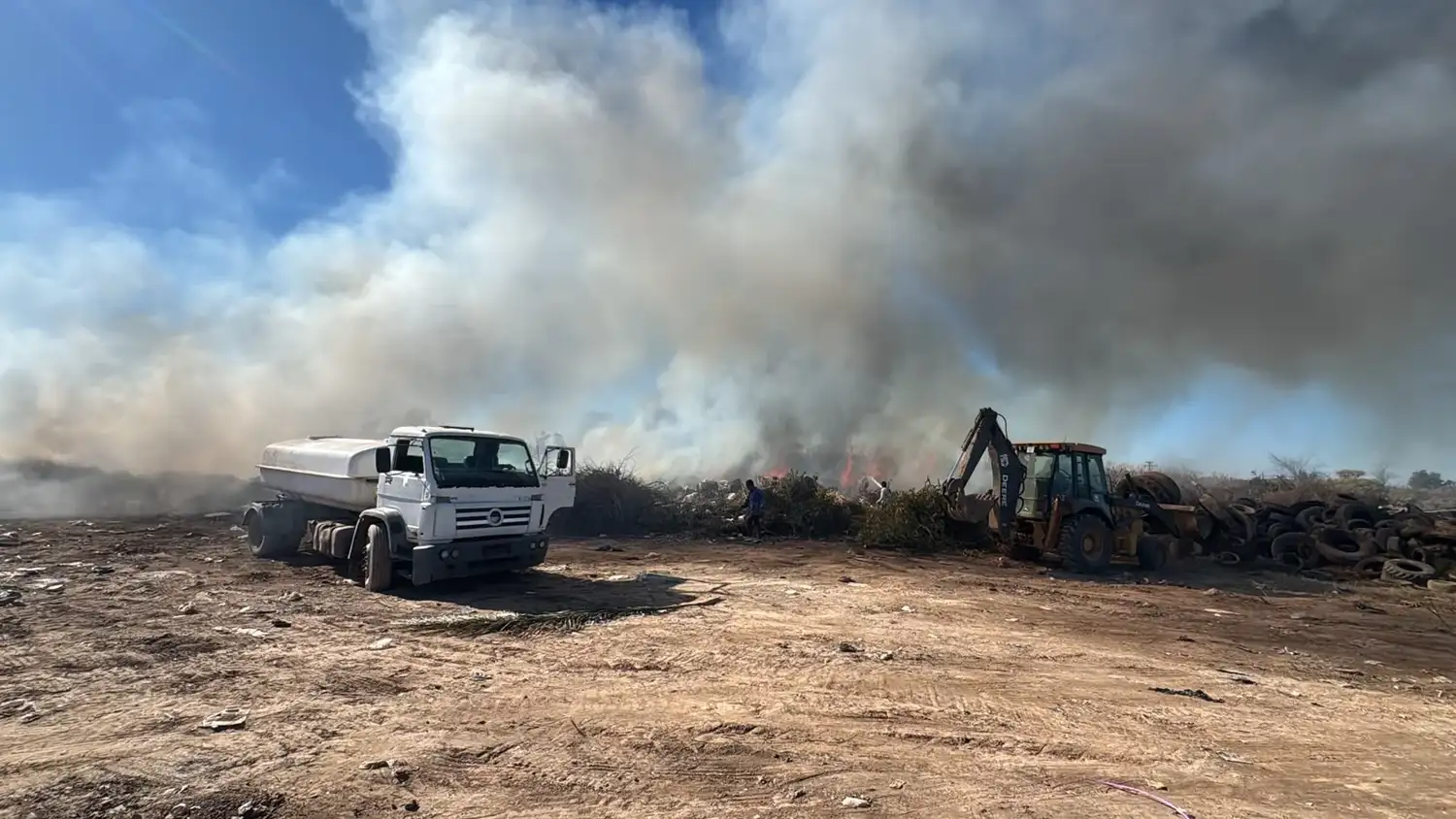 Por casi cuatro horas, combatieron un incendio en un basural municipal: ardía un lote de neumáticos morteros - 1