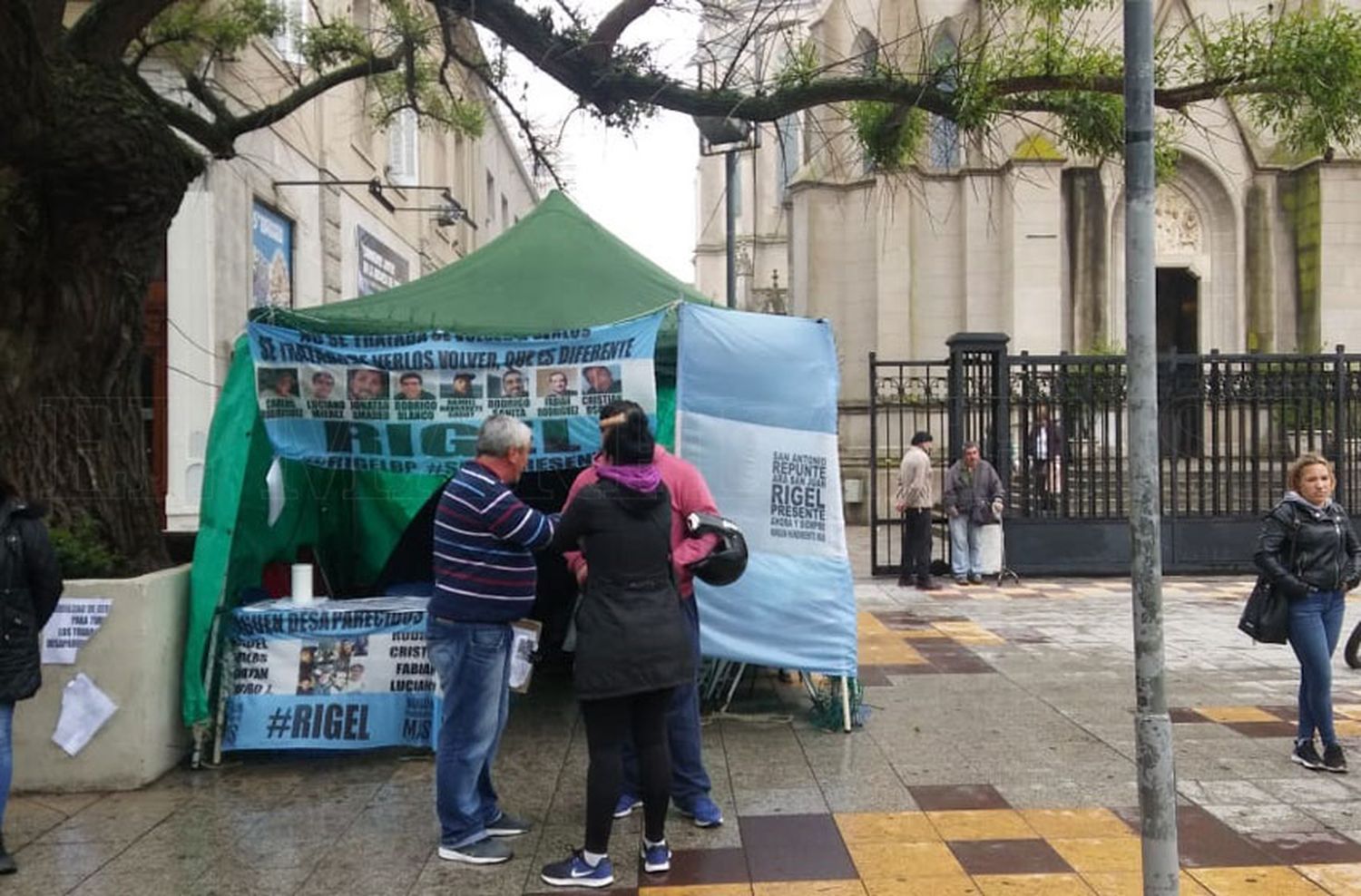 Rigel: familias montaron una carpa en el centro por tiempo indefinido