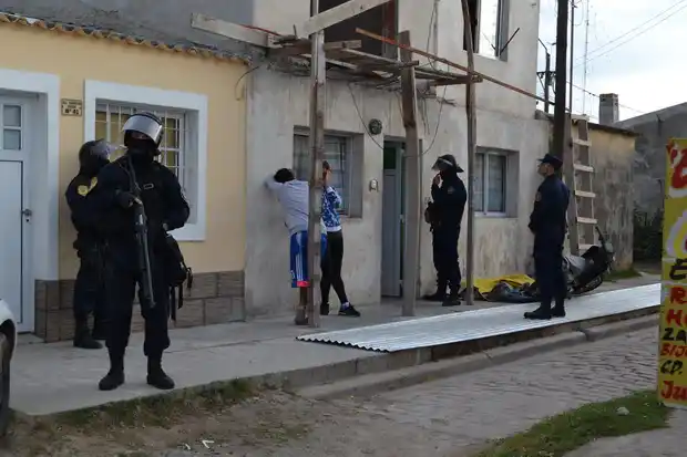 Cinco allanamientos en el barrio Yapeyú por el robo de motos