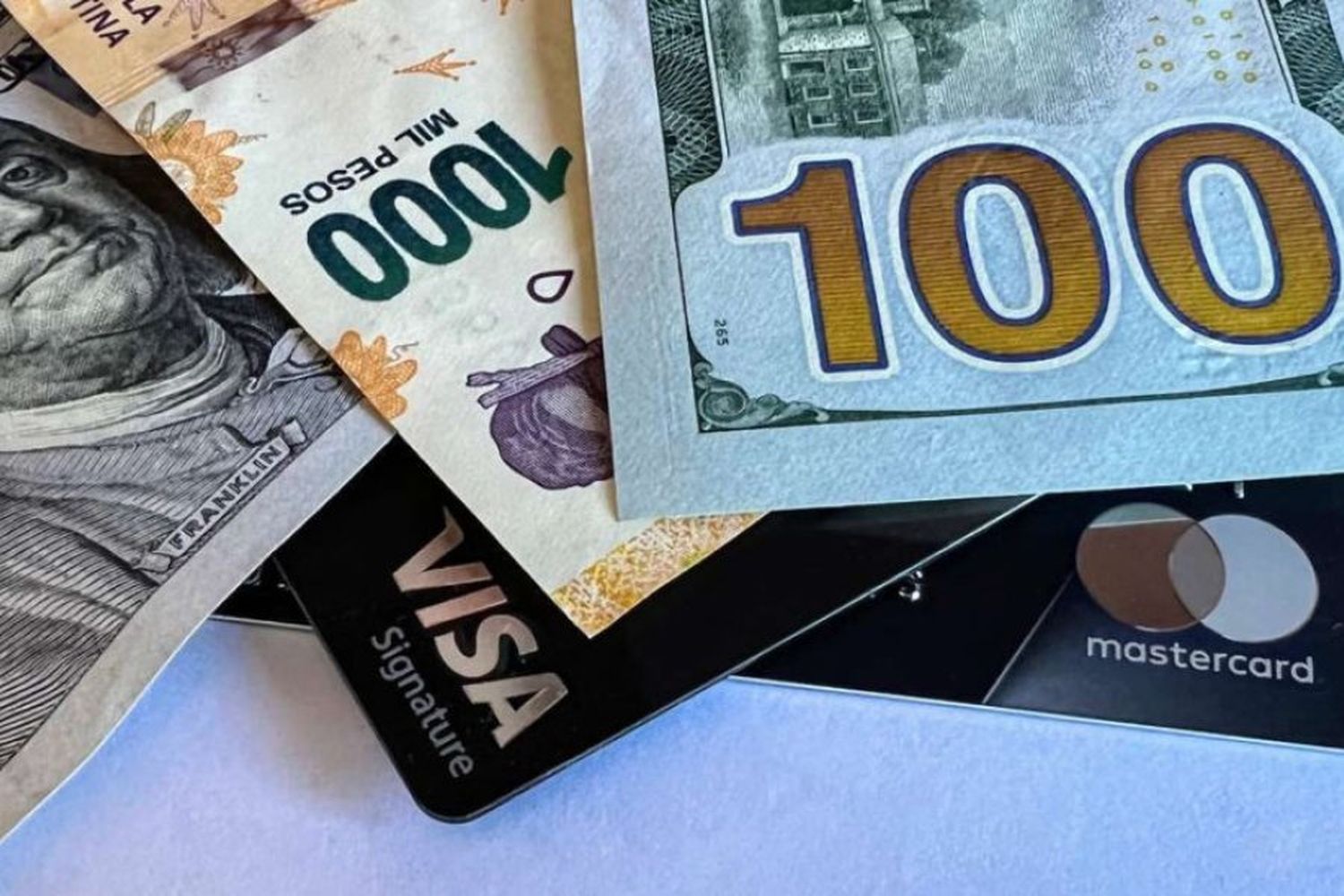 Cambios en el dólar tarjeta: se pagará 25% extra cuando las compras superen los US$ 300