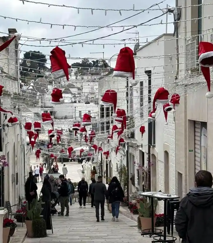 Alberobello adornada para las fiesta navideñas-