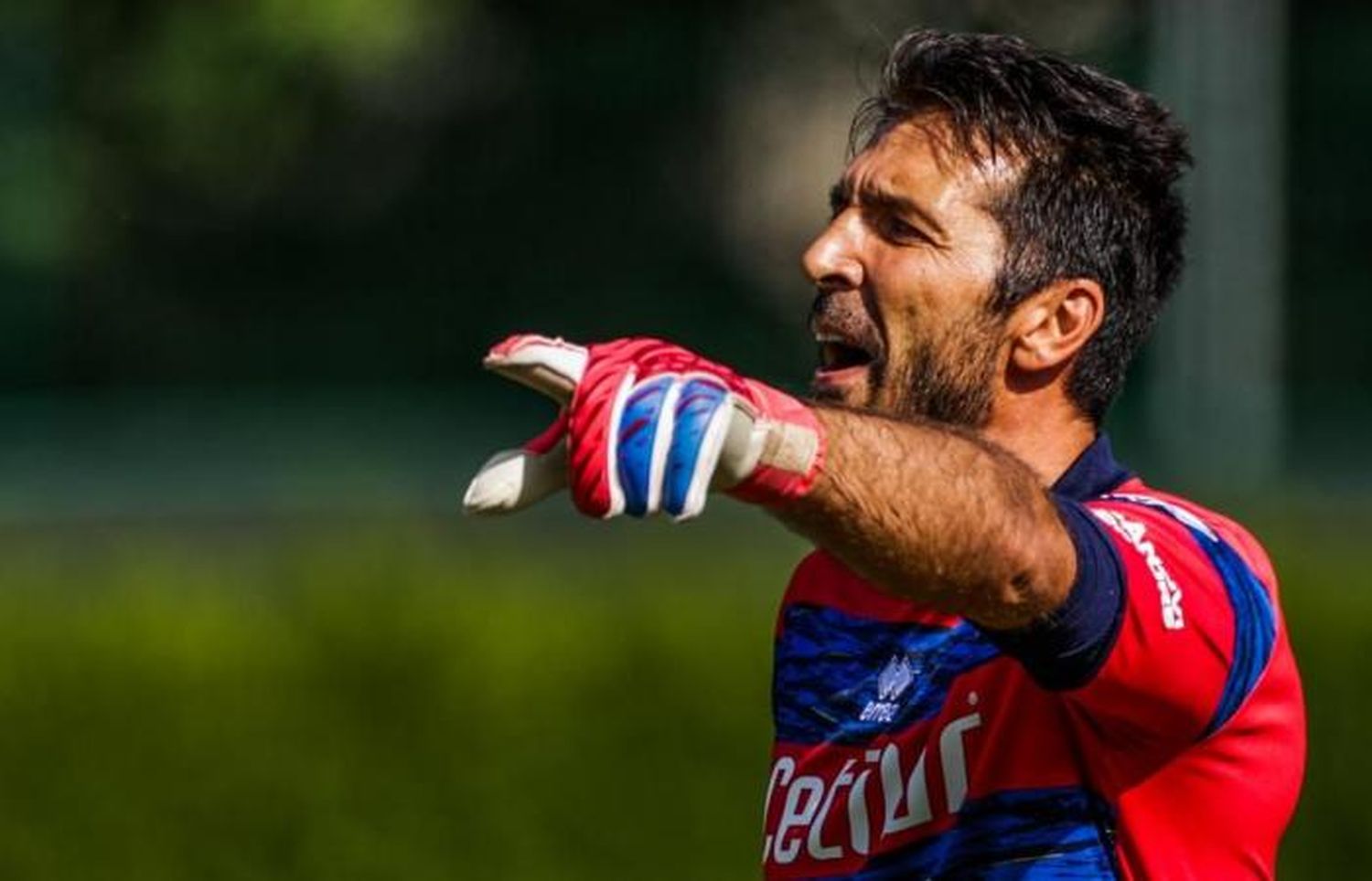 Buffon demostró que sigue estando vigente con una espectacular tapada
