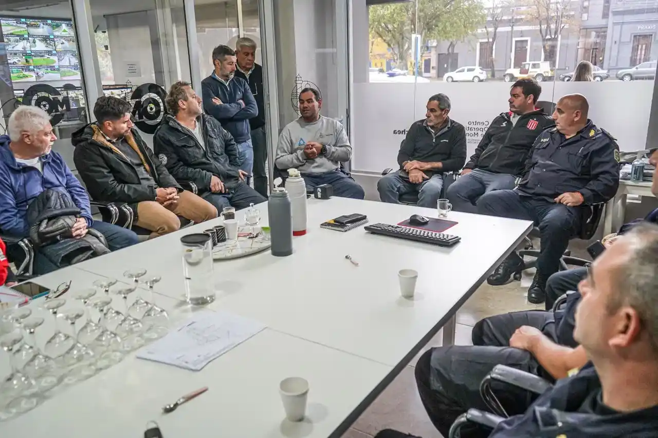 Autoridades municipales, fuerzas de seguridad y organismos participaron de la reunión de coordinación ante el alerta naranja
