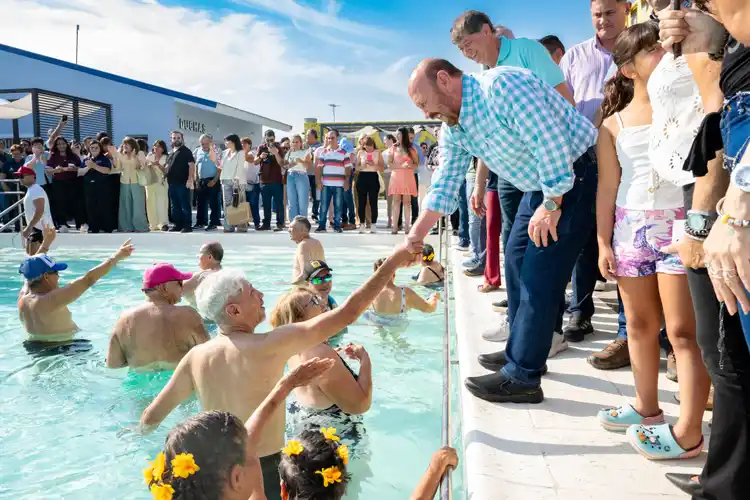 Insfrán inauguró piletas terapéuticas para adultos mayores en el barrio Guadalupe