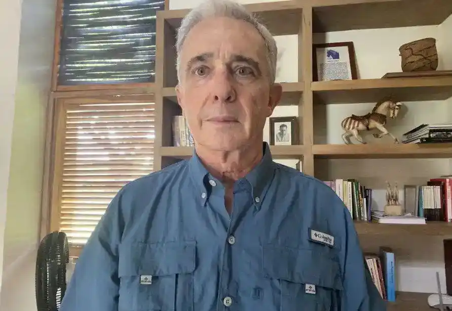 URIBE sigue en LIBERTAD pero queda formalmente IMPUTADO