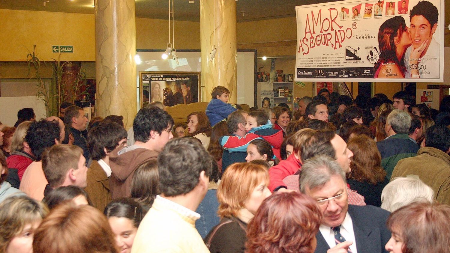 Unas mil personas. Asistieron al estreno de “Amor asegurado”