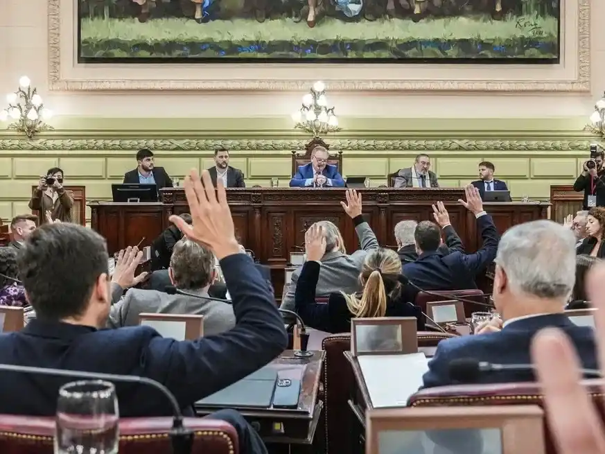 Los 68 convencionales reformadores de la Constitución de Santa Fe renunciaron en forma unánime y colectiva a los fueros de proceso.