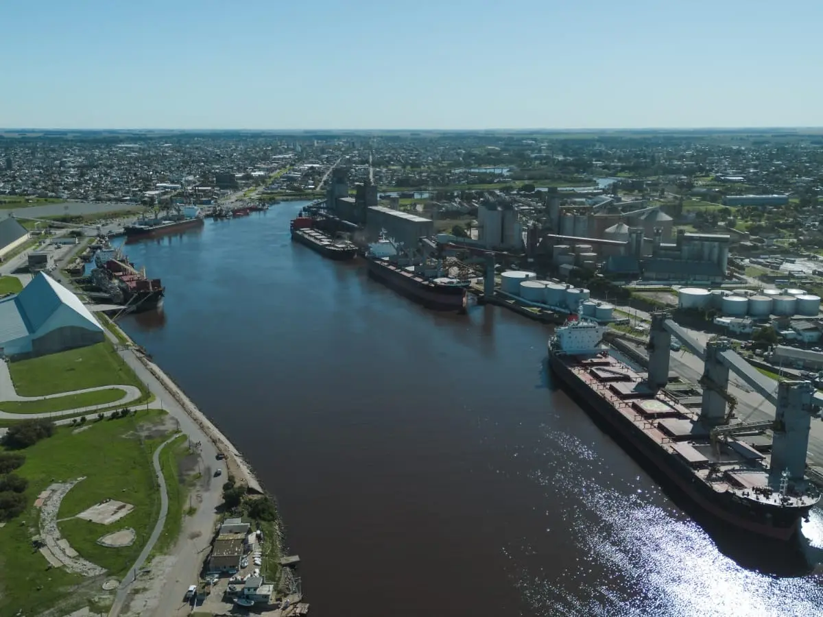 Sin movimiento. Por una medida de los prácticos de buques, no hay entrada, ni salida de barcos en Puerto Quequén, al igual que en todo el país