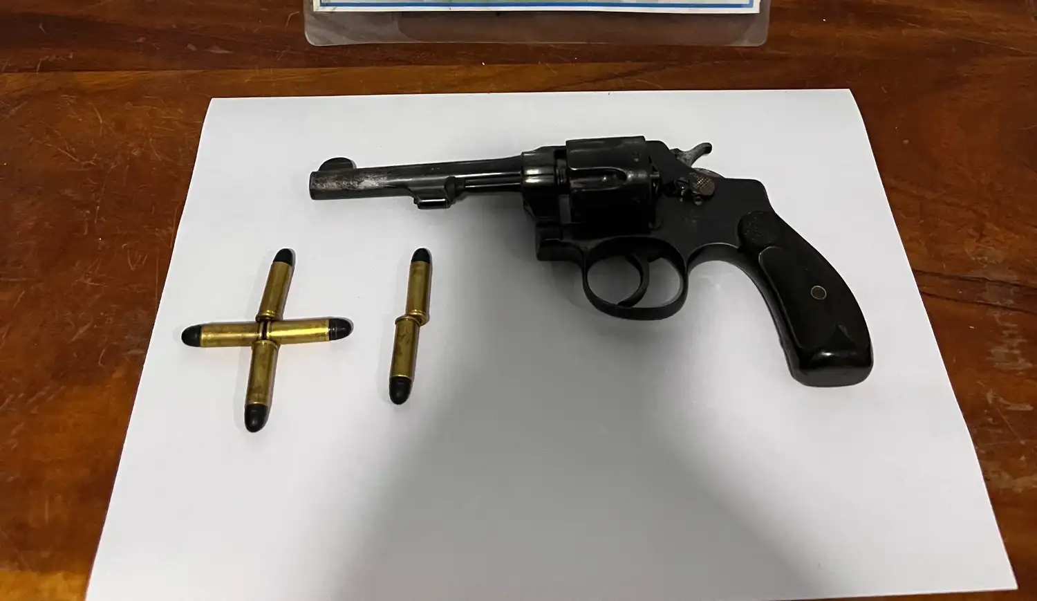 El arma fue identificada como un revólver calibre 32 con cinco municiones.