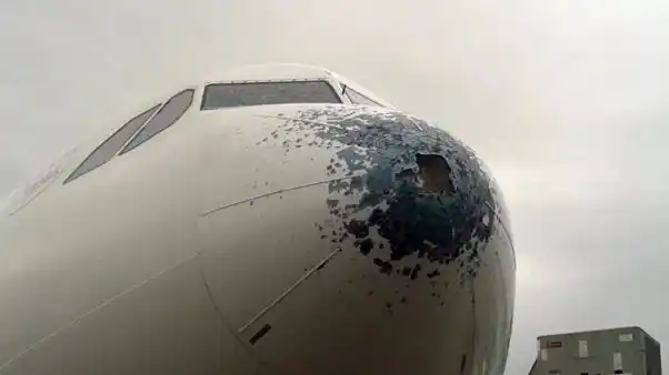 Así quedó un avión "golpeado" por la tormenta al aterrizar en Ezeiza