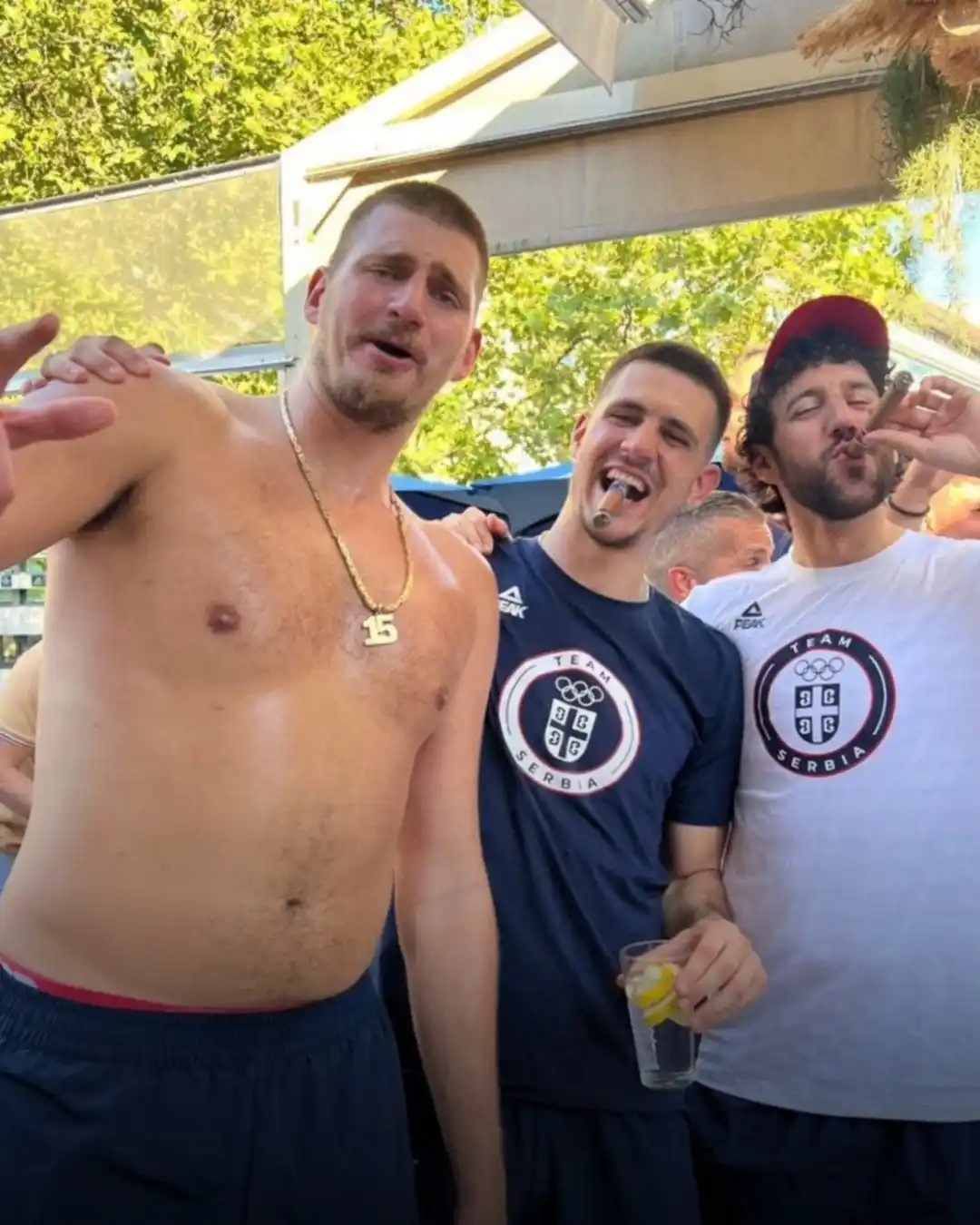 ¿Por la cerveza? Nikola Jokic casi se desmaya en la entrega de premios de París 2024