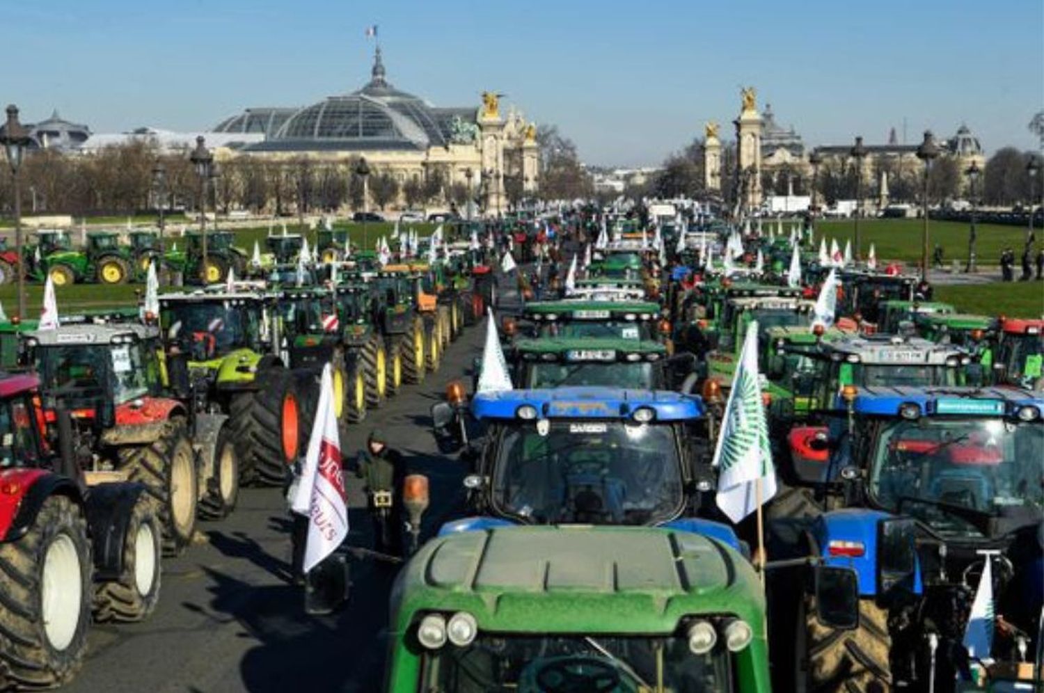 Tractorazo en Francia: así protestaban cientos de agricultores en París contra la prohibición de pesticidas