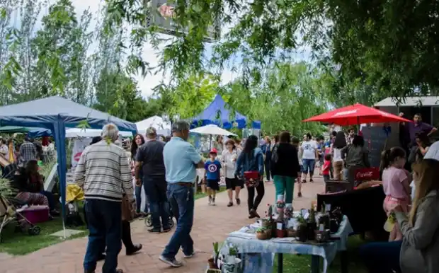 Pilar: Buscan regular las ferias de artesanos