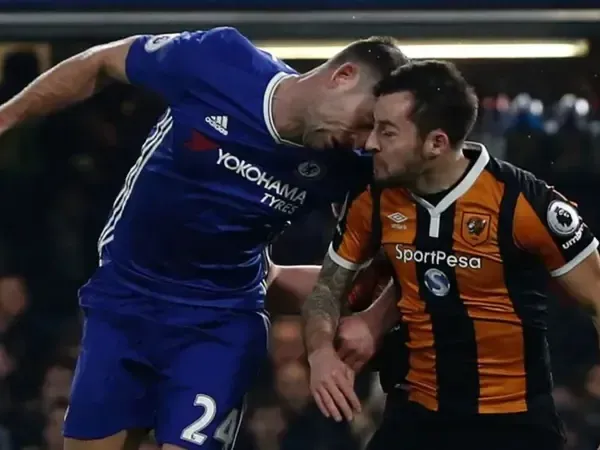 Choque de cabezas entre Gary Cahill y Ryan Mason que terminó con una fractura de cráneo en el fútbol inglés.