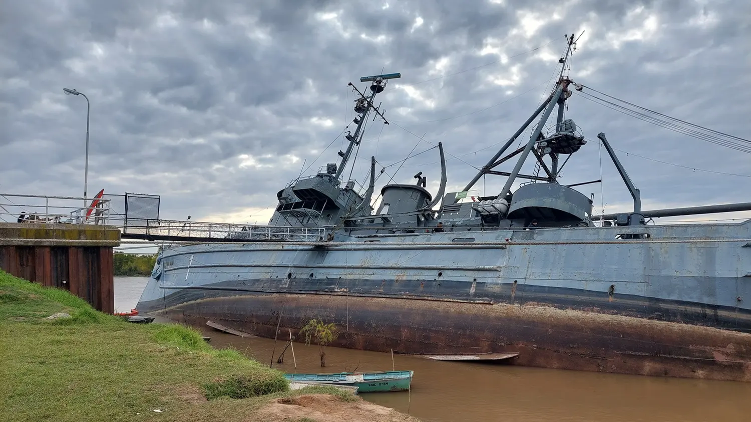 Buque Museo: confirman que entró agua por el casco y los buzos trabajan para adrizarlo