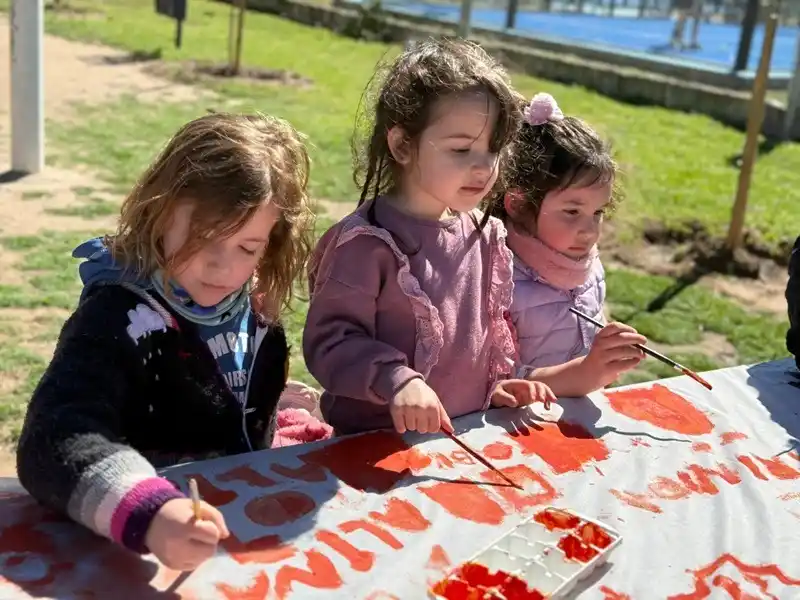Los niños se preparan para recibir la primavera.