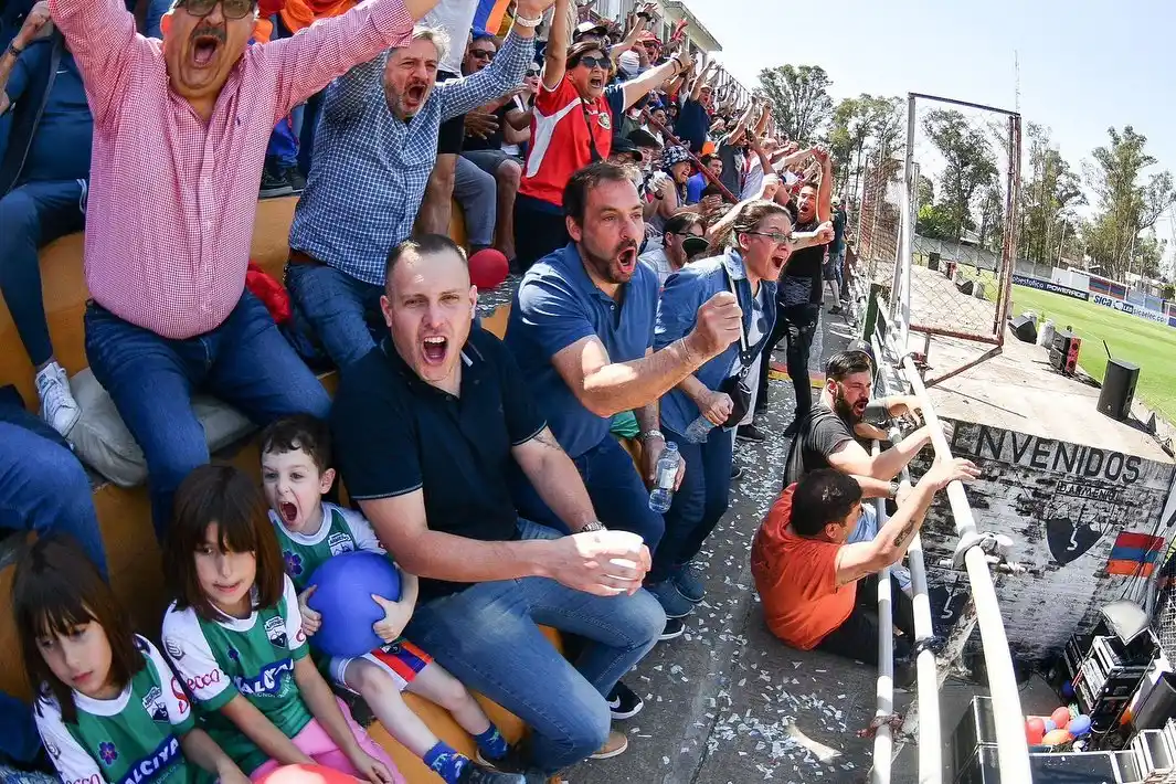 Con Sujarchuk presente como un hincha más, Armenio goleó a Los Andes y es campeón del Clausura de la Primera B 
