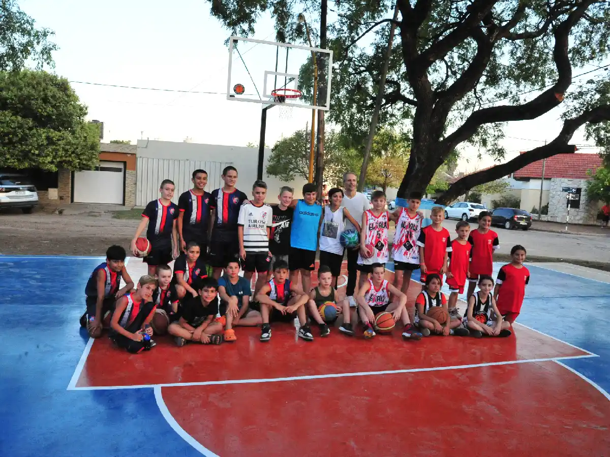 La cancha que pidió Mateo ya es de todos los chicos del barrio