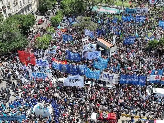 La CGT y movimientos sociales marchan contra el endeudamiento familiar